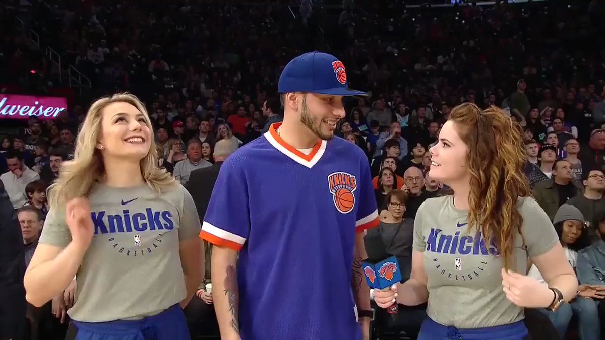 Un aficionado de los @nyknicks aprovechó las #NochesEneBeA para presumir su buen español. 👏 👏 #NewYorkForever