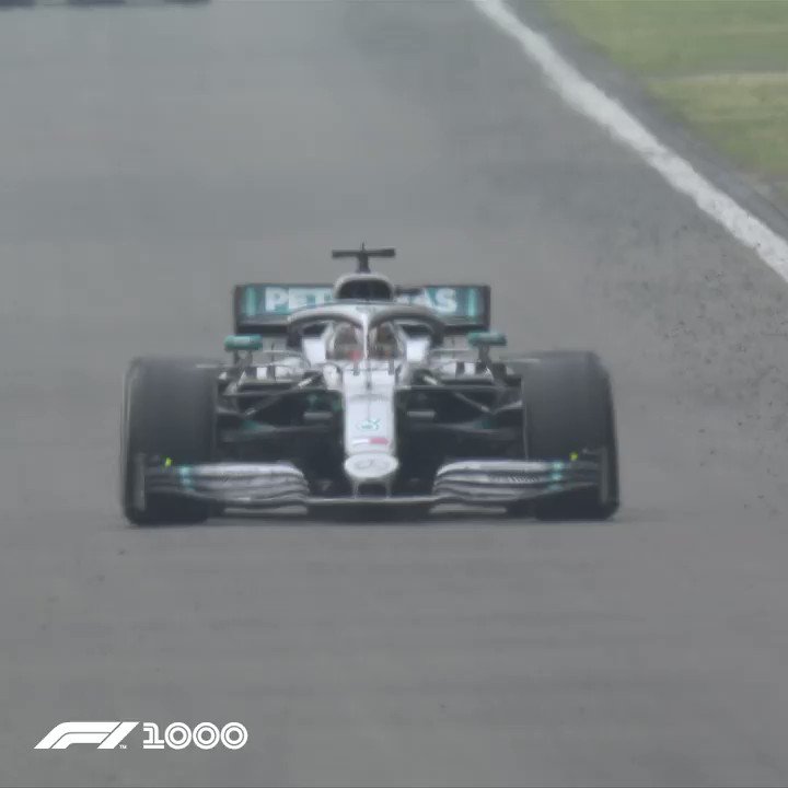 Pay rise for the pit lane guys, @MercedesAMGF1 😉 👨🔧 💰
#Race1000 🇨🇳 #ChineseGP