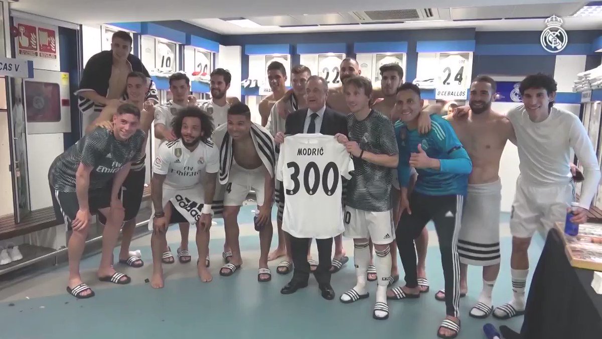 🇭🇷👕 lukamodric10 recibió una camiseta conmemorativa de manos del presidente Florentino Pérez, tras jugar 300 partidos como madridista.
#RealMadrid Síguenos en nuestras redes como RMCSITE. #HalaMadrid #RMCSITE