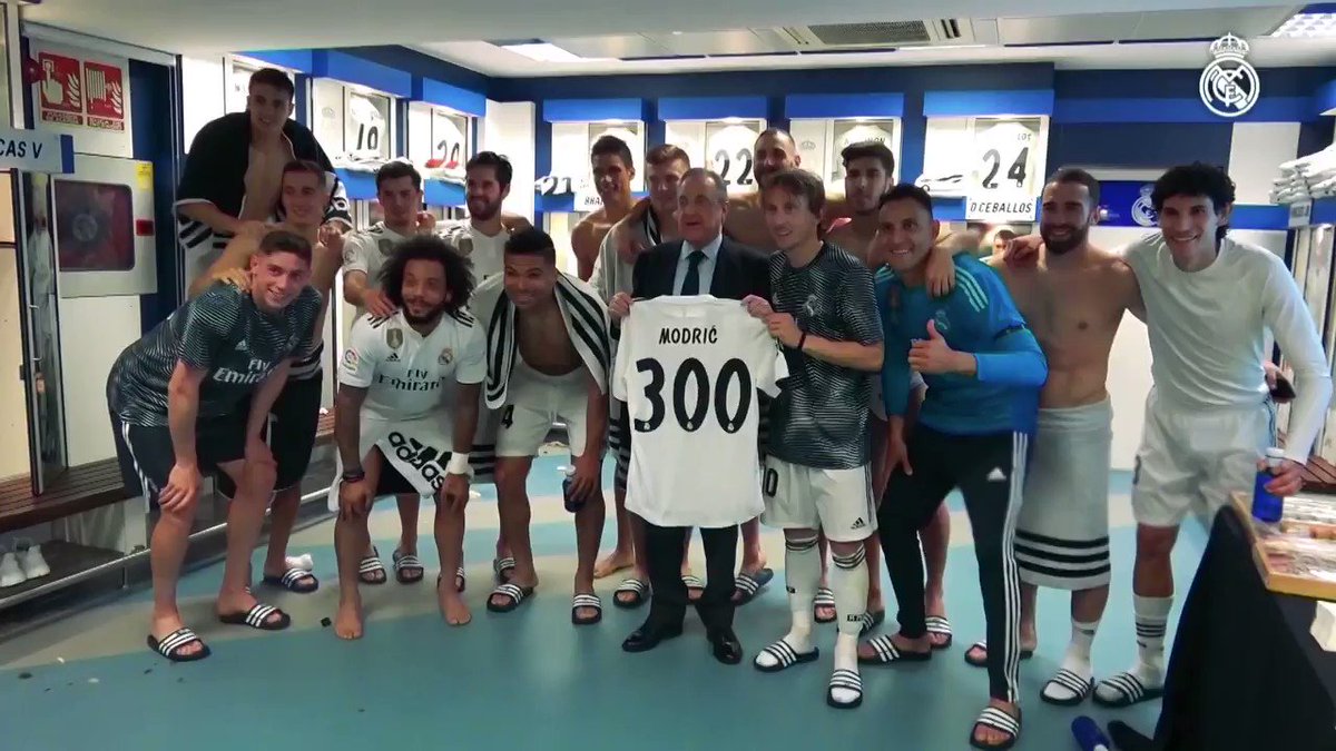 🇭🇷👕 @lukamodric10 received a special shirt from @RealMadrid president Florentino Pérez after making his 300th appearance for the club! #HalaMadrid