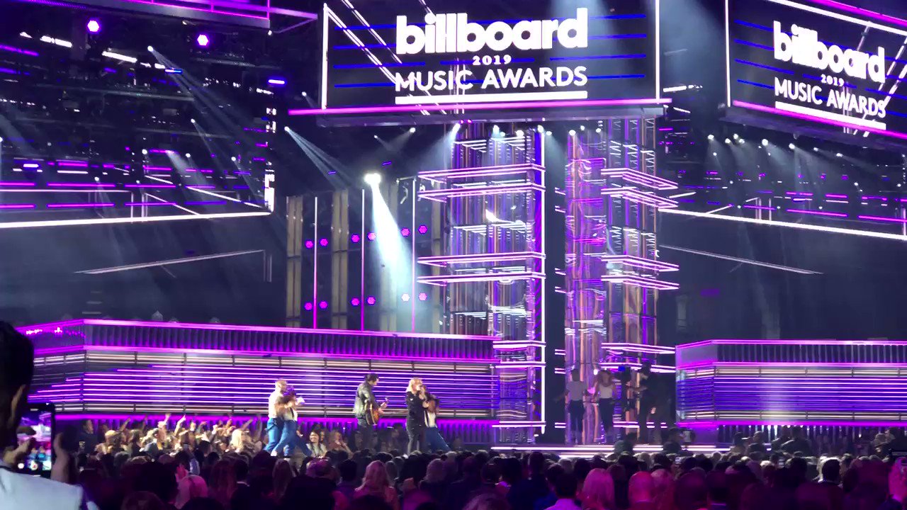 Kelly Clarkson's Medley Was The Performance We Never Knew We Needed