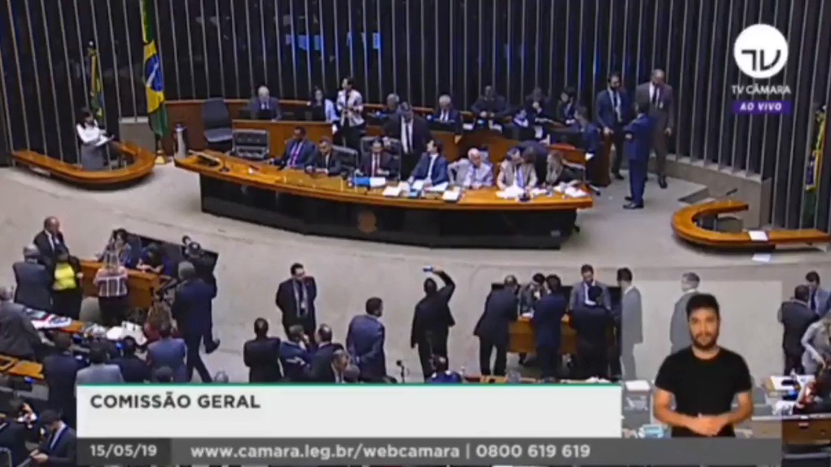 Hoje, a Câmara dos Deputados e as ruas se posicionaram contra os cortes, os absurdos e as arbitrariedades do MEC. Não porque somos “idiotas úteis”, como disse Bolsonaro, mas porque se há uma pauta que pode unir a população, essa pauta é a da educação.