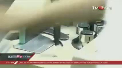 Tren pelemahan nilai tukar rupiah terus berlanjut pada perdagangan hari ini. Selain itu, kenaikan inflasi tekan daya beli buruh.Dapatkan berita lain hanya di tvOne connect, android http://bit.ly/2CMmL5z & ios http://apple.co/2Q00Mfc #tvOneNews