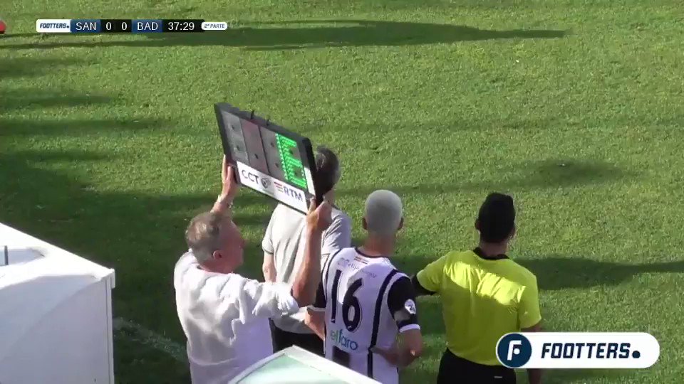 Dani Güiza, campeón de Europa, y último pichichi español, acaba de marcar el gol decisivo para mantener a su equipo, el @atcosanluqueno, en 2ªB. Momento que podemos ver porque existe @Footters. FELICIADADES A MI @a23gomez, EL JEFE 💪🏻