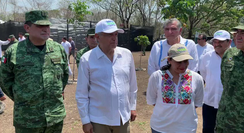 Hoy, además de las asambleas informativas, visitamos viveros del programa 'Sembrando Vida', que significa producción, trabajo y amor a la naturaleza. Vean cómo se están produciendo 575 millones de plantas para sembrar este año 575 mil hectáreas de árboles maderables y frutales.