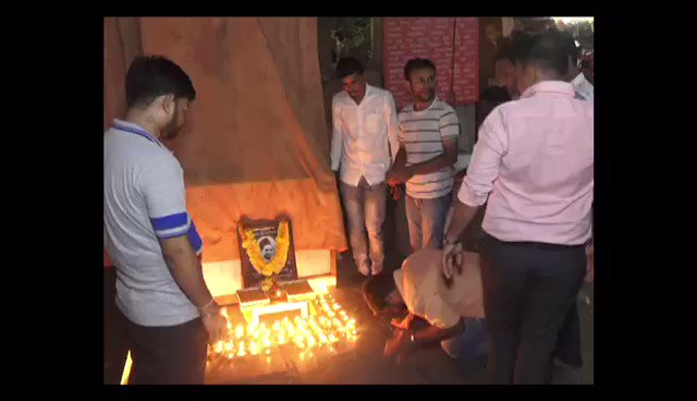 हिंदूवादी संगठन के कार्यकर्ताओं को नाथूराम गोडसे का जन्मदिन मनाना पड़ा महंगा. सूरत पुलिस ने किया गिरफ़्तार. देखिए कैसे कुछ युवकों ने मनाया था नाथूराम का जन्मदिन. #UserGeneratedContent @gopimaniar अन्य वीडियो http://bit.ly/IndiaTodaySocial …