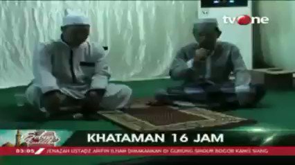 Seorang hafis di Makassar, Sulawesi Selatan khataman di malam nuzulul Quran. Khataman dilakukan sendirian selama 16 jam.Dapatkan berita lain hanya di tvOne connect, android http://bit.ly/2CMmL5z & ios http://apple.co/2Q00Mfc #tvOneNews #RamadhanditvOne