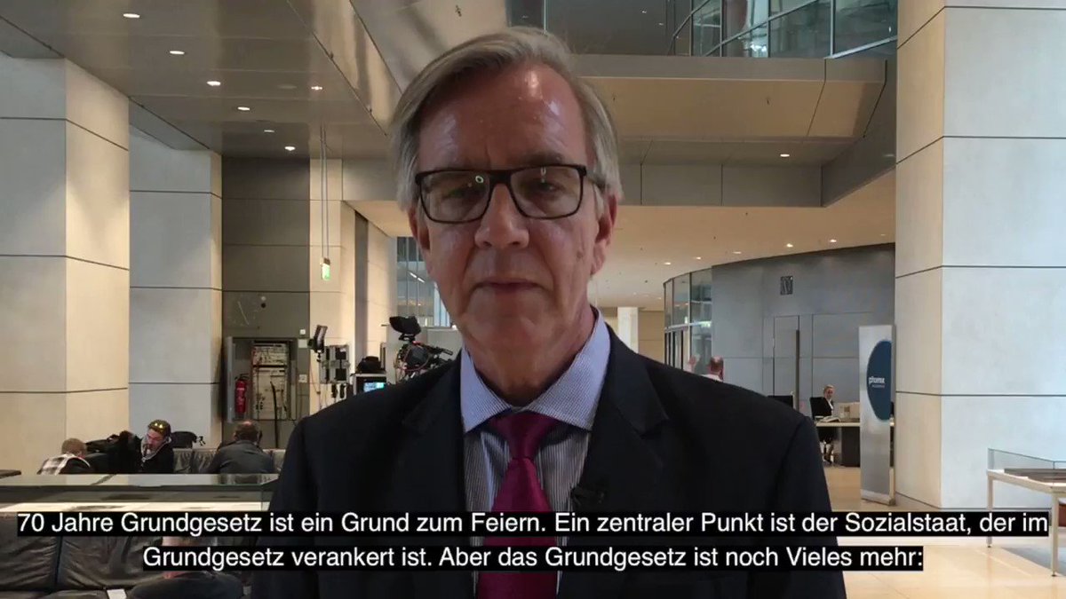 70 Jahre #Grundgesetz – für uns Grund zum Feiern. Das Grundgesetz steht für die zentralen #Werte unserer #Gesellschaft. Wir kämpfen dafür, dass sie mehr als nur Worte bleiben. https://www.linksfraktion.de/themen/nachrichten/detail/sozialstaats-und-friedensgebot-verteidigen/ …