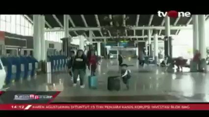 Aktivitas Bandara masih tetap sepi, penurunan tarif batas atas tidak signifikan. Sementara itu, transportasi mahal ancam perekonomian. Download tvOne connect untuk update berita harian Anda, android http://bit.ly/2EMxVdm & ios https://apple.co/2CPK6U3 . #tvOneNews