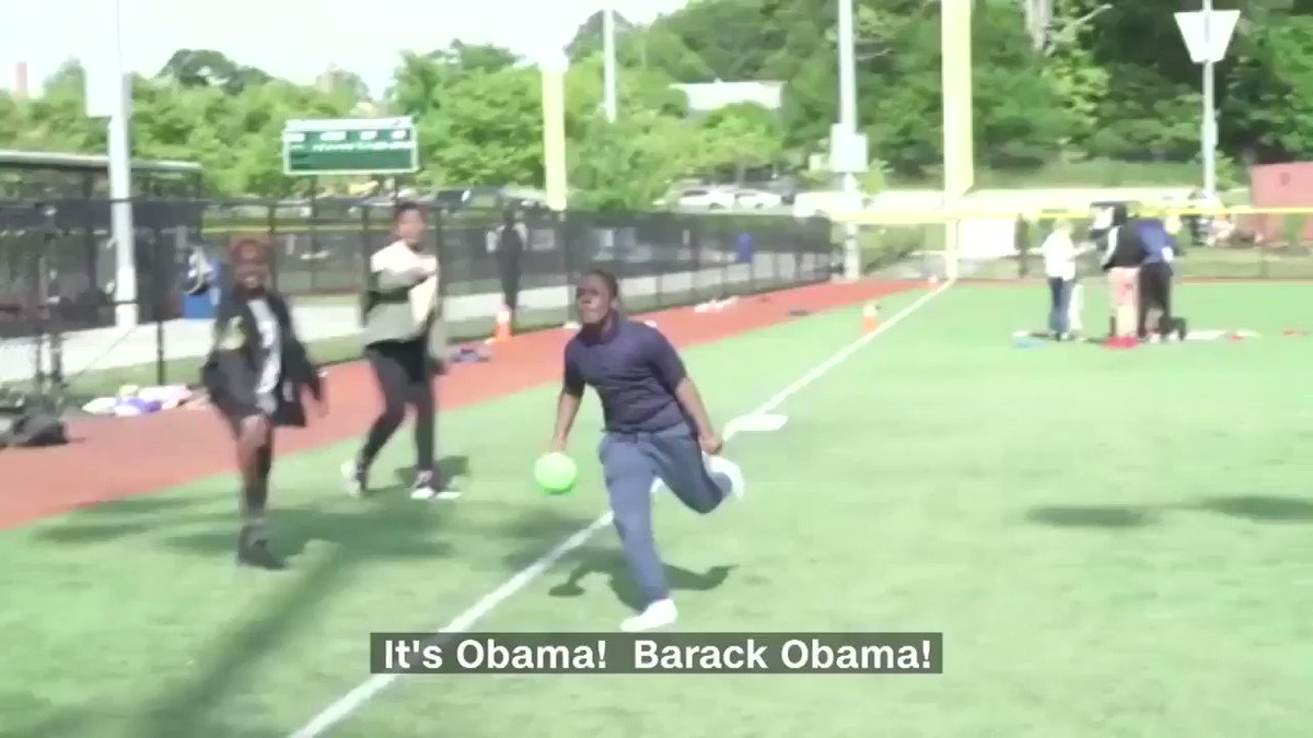 "It's Obama! Barack Obama!"
Watch former President Barack Obama surprise some students at the Washington Nationals Youth Baseball Academy https://cnn.it/2Ew6JNhΒ
