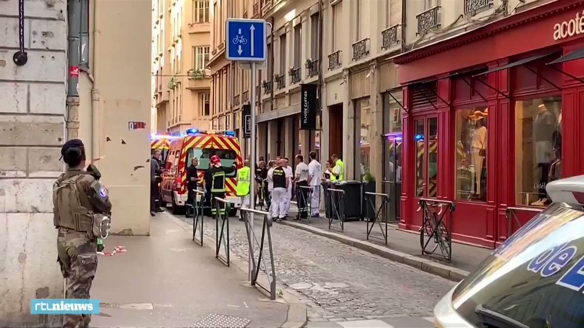 Op de eerste beelden uit Lyon zijn zwaargewapende soldaten en ambulances te zien. #rtlnieuws
