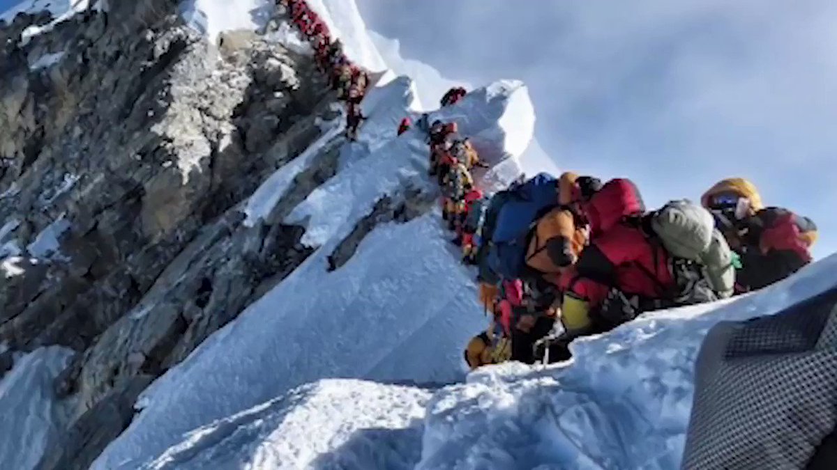 #Video ¿Suena fácil? ¡Así hacen fila en el Everest! En 2012, se produjo una situación similar cuando 260 montañeros trataron de hacer cumbre en un mismo día