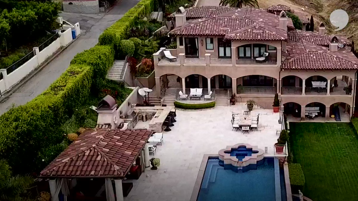 My man @DeAndre has the sickest views in Malibu! 👀 I'll be back to plant something in your garden, bro!! 🥦 🥒 🥬
Full video: http://playerstribu.ne/NateAndDeAndre