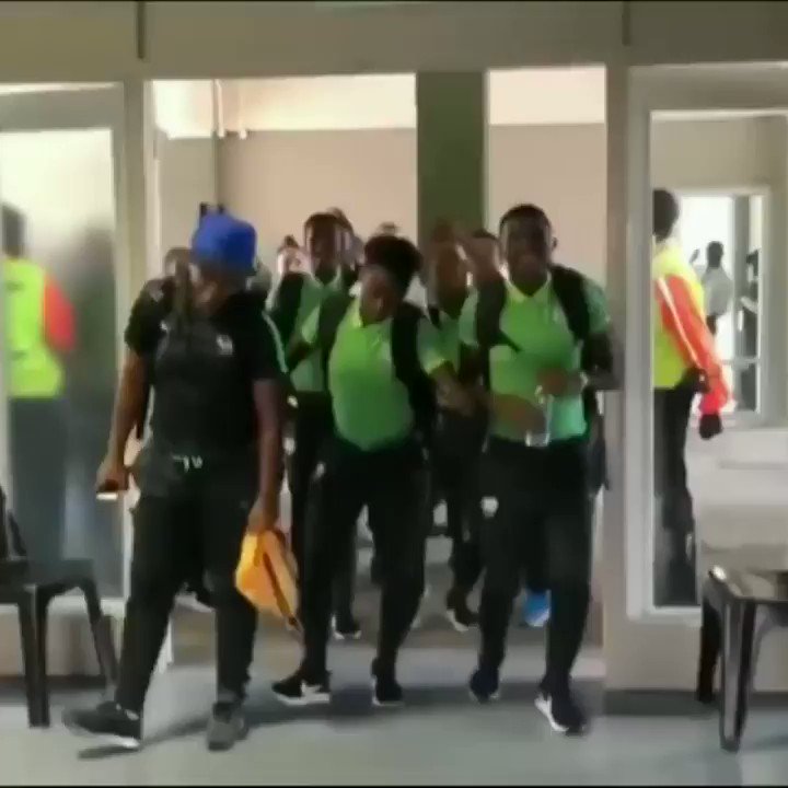 A seleção feminina da África do Sul 🇿🇦 chegando pra Copa do Mundo ❤️ https://t.co/hQ9Zw7Nk6L
