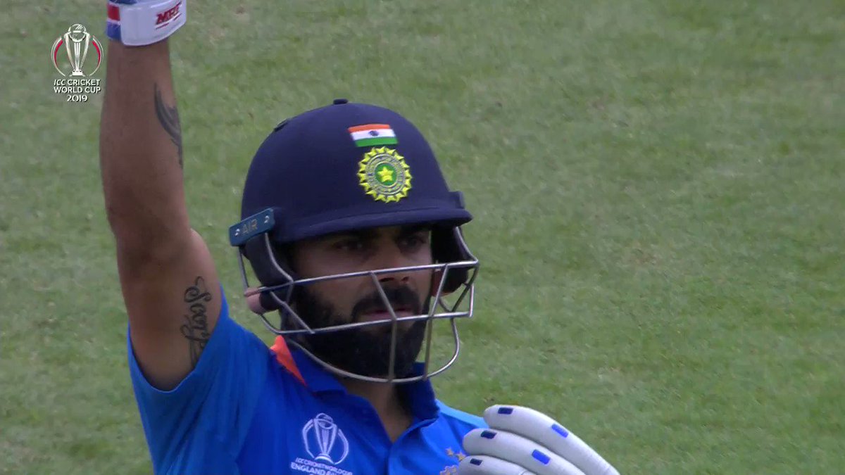 With India fans giving Steve Smith a tough time fielding in the deep, @imVkohli suggested they applaud the Australian instead.Absolute class ๐#SpiritOfCricket #ViratKohli