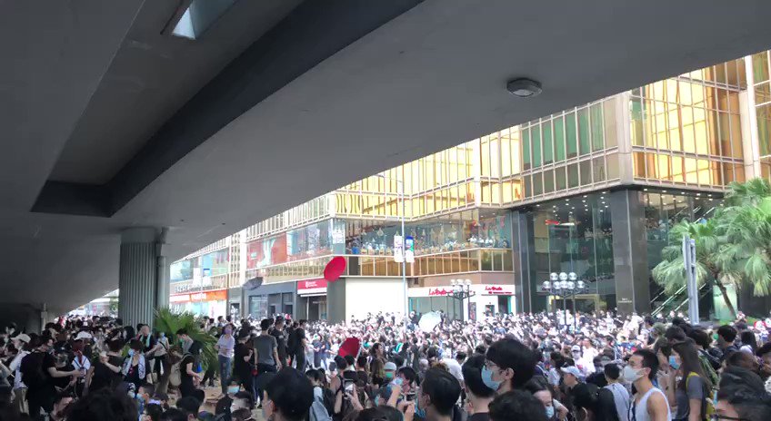 Umbrellas rain down from the overpass above Harcourt Road after police unfurl a red warning flag. During the 2014 Umbrella Movement, they were used to protect against pepper spray.
Full coverage: http://bit.ly/extraditionhk
#NoToChinaExtradition