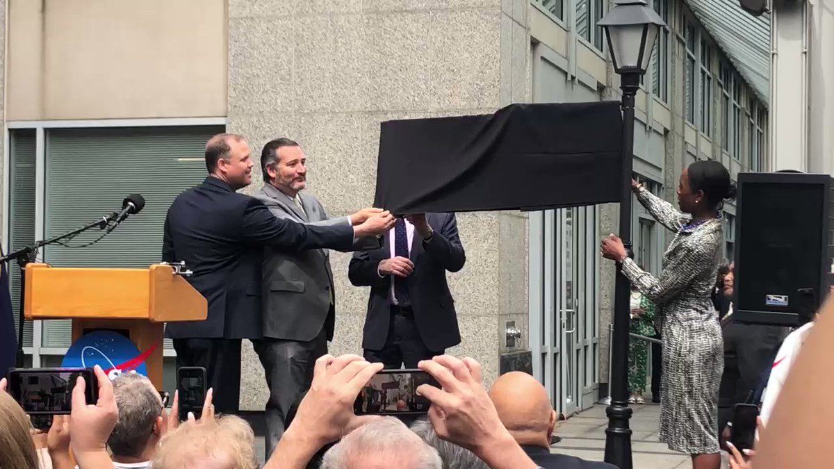 Honoring Hidden Figures: Here's the moment that the street outside of NASA HQ in Washington, D.C., was officially renamed to honor the black female mathematicians who paved the way for NASA to make it to space. Read the story: http://nbc4dc.com/OL2qdgU