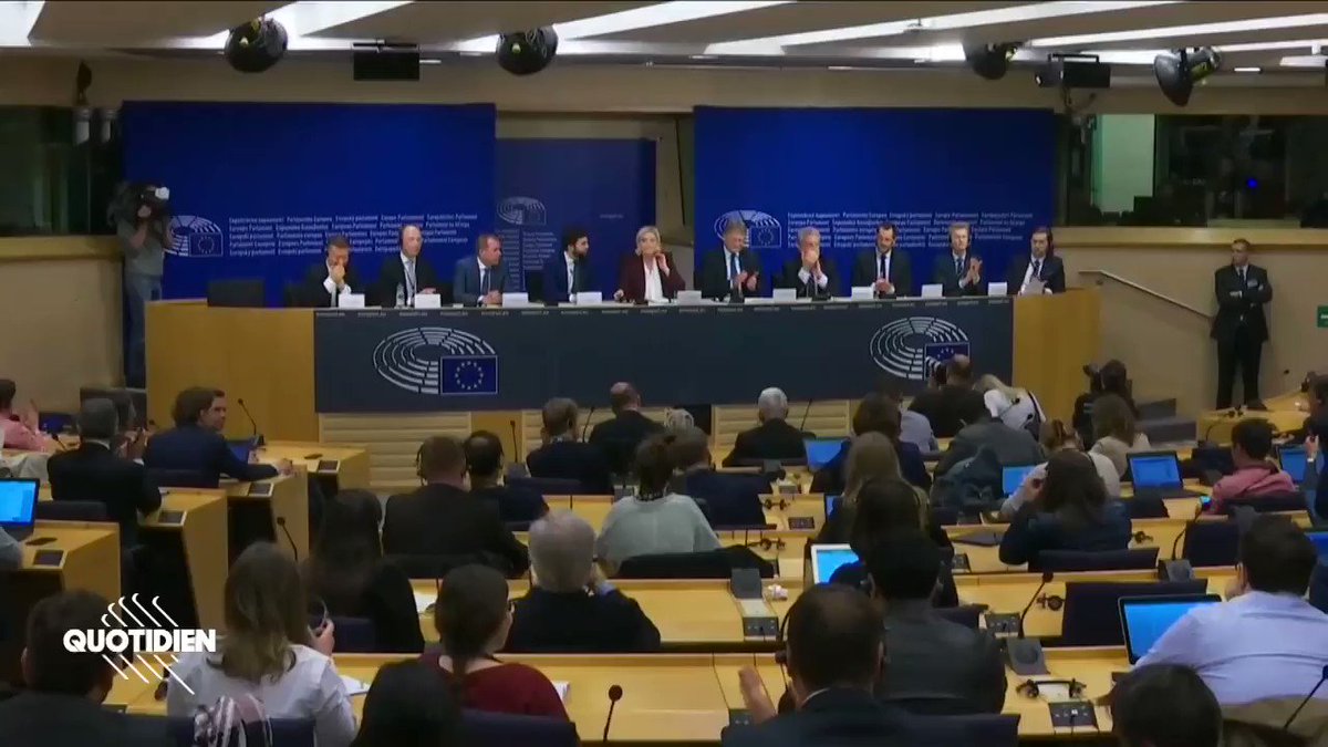 En conférence de presse du Groupe Populiste Européen dont fait partie Marine Le Pen, des députés populistes sont disséminés dans toute la pièce et applaudissent. Ce qui est interdit.
Bravo au journaliste Nicolas Gros-Verheyde qui a tenu bon, même face à Collard ⬇️
#Quotidien