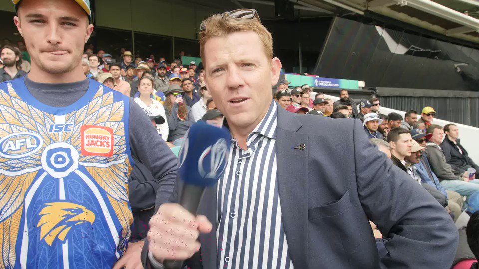 π±π° "Only Malinga can bowl those deliveries!"
π¦πΊ "Shout out to Smithy!"
Insider @niallnobiobrien chats to Australian and Sri Lankan fans watching a cracker of a contest!
#SLvAUS | #CWC19