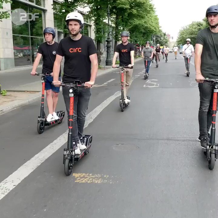 Die ersten legalen #Elektroroller sind in #Berlin unterwegs. Unmittelbar nach der gesetzlichen Freigabe ist der erste Leihanbieter gestartet. Kosten: 1 Euro + 15 Cent/Minute. Weitere Städte sollen in den nächsten Wochen folgen. #circ #ekfv #elektromobilität