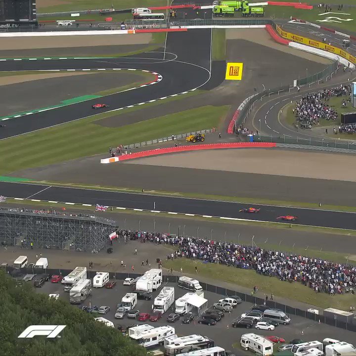 Una de las buenas maniobras de Leclerc hoy después de la gran defensa que hizo antes frente a Verstappen. Sin asistencia de DRS, por el exterior. #BritishGP 🎥:@f1