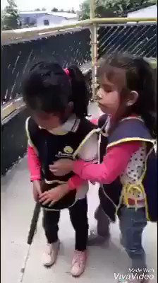 Webcams de México - En su bonita sección "¡Fe en la humanidad restaurada!"    Una pequeña niña le ayuda a su amiga  cómo debe usar el bastón... “Yo voy aquí contigo por si te quiere pasar algo”, le dice   🥰   Vía: @azucenau.  