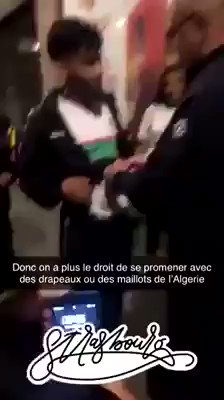 #فرنسا .. فيديو متداول لشرطي فرنسي يغلق معطف أحد المناصرين حتى لا يظهر قميصمحاربي الصحراء 🤔😠