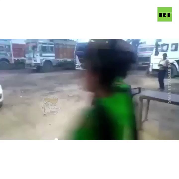 A group of berserk women attack two men with sticks & chairs in 🇮🇳#Indiahttps://on.rt.com/9yds