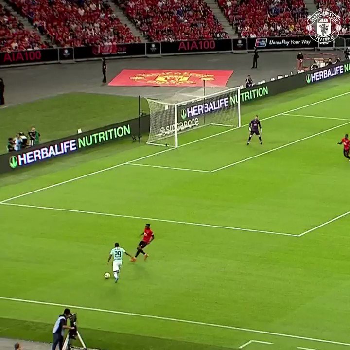This man's tackling yesterday 🤯
A huge performance from @AWBissaka! 🌟🕷️
#MUFC #MUTOUR 🇸🇬 #ICC2019