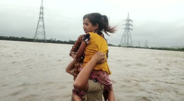 मोरबी: टंकारा के कल्याणपुर गांव में बारिश के पानी में फंसे 42 लोगों को टंकारा पुलिस और स्थानीय लोगो ने किया रेस्क्यू। टंकारा पुलिस के पृथ्वीराज सिंह जाडेजा का अपने कंधे पर दो बच्चियों को बैठा कर रेस्क्यू करता हुआ वीडियो हुआ वायरल#UserGeneratedContent (@gopimaniar)