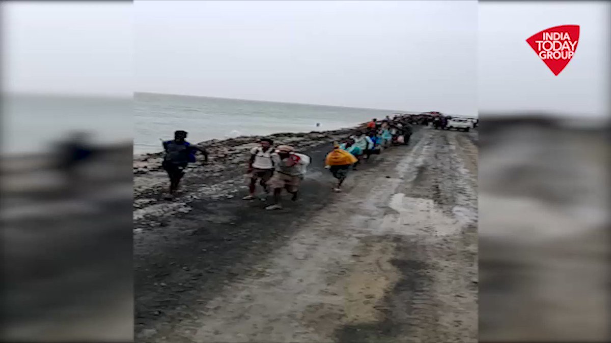 गुजरात में भारी बारिश के कारण भारत-पाकिस्तान अंतर्राष्ट्रीय सीमा पर कच्छ पुलिस द्वारा बचाव अभियान चलाया गया, जिसमें भारतीय वायु सेना के हेलीकॉप्टर द्वारा पुलिस ने 300 से अधिक लोगों को सुरक्षित स्थान पर पहुंचाया। #ReporterDiary रिपोर्ट: @gopimaniar