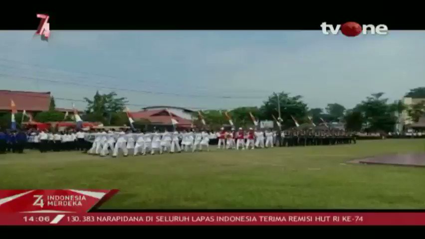 Pengibaran bendera di puncak gunung & pelepasan 1.000 balon udara merah putih di Entikong, Kalimantan Barat. Kemhan juga memberikan sosialisasi bela negara serta pemberian genset & sembako di perbatasan. Selengkapnya di tvOne connect, http://bit.ly/2EMxVdm . #tvOneNews