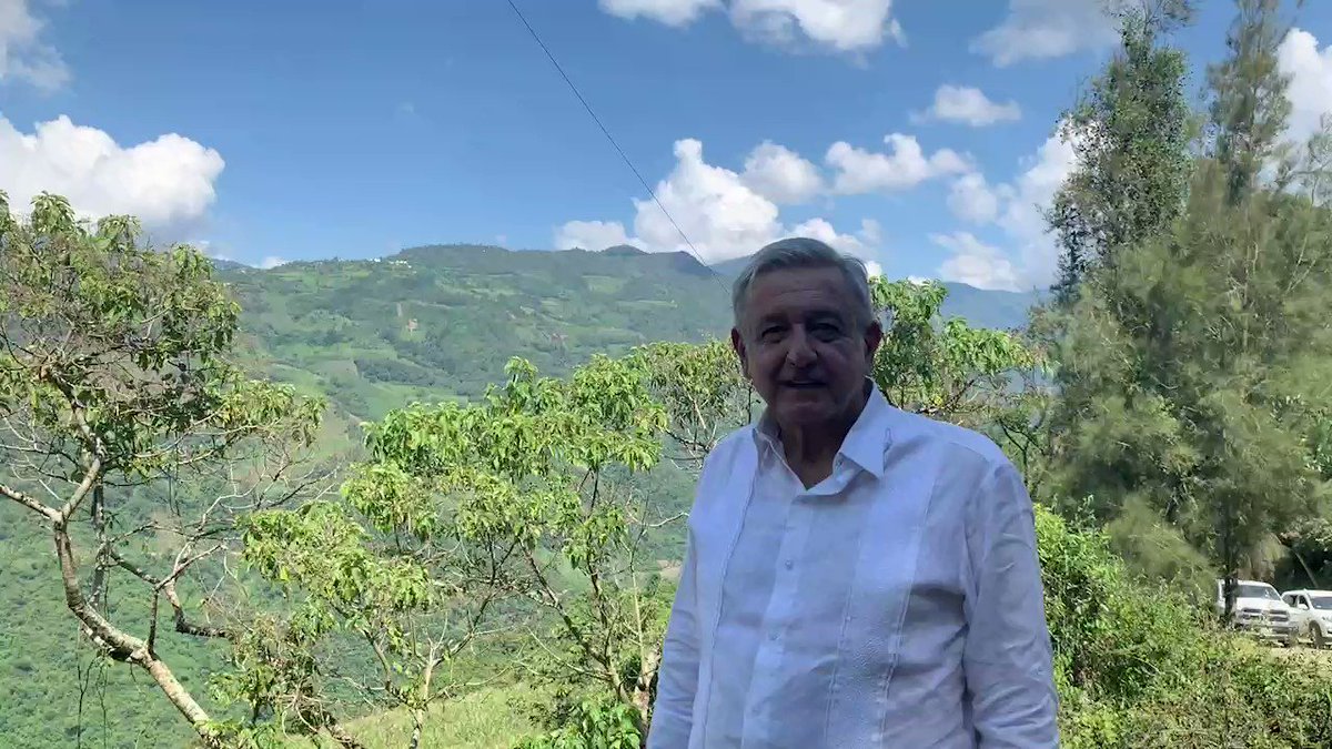 En Oaxaca hay 570 municipios, cada uno con gente buena, trabajadora y orgullosa de sus espléndidas culturas. Además son pueblos naturalmente bellos.
