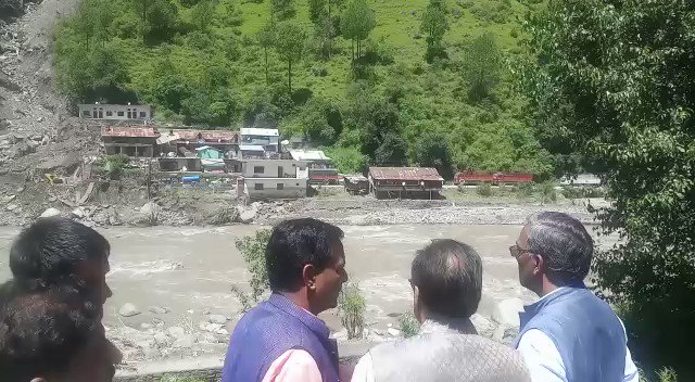 उत्तराखंड के मुख्यमंत्री त्रिवेंद्र सिंह रावत उत्तरकाशी में बाढ़ का जायज़ा लेते हुए दिखे#UserGeneratedContent @Manjeetnegilivehttp://bit.ly/IndiaTodaySocial …