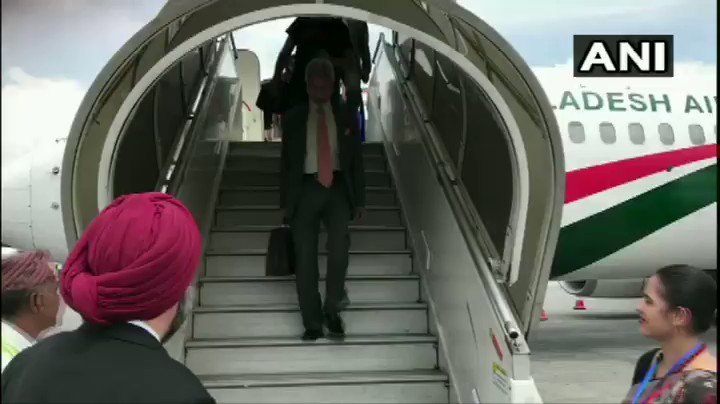#WATCH Nepal: External Affairs Minister Dr S Jaishankar arrived today at Tribhuvan International Airport, Kathmandu for 5th Joint Commission Meeting. Foreign Secretary of Nepal Shankar Das Bairagi and Ambassador of Nepal to India Nilamber Acharya welcomed him.