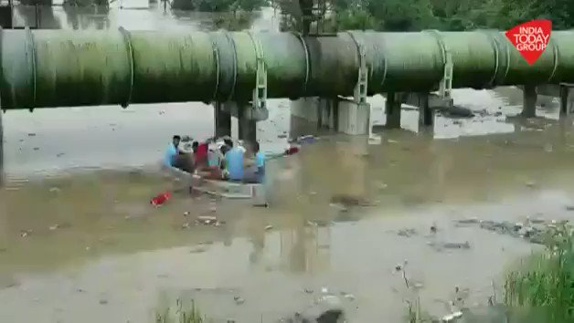 गर्भवती महिला और बच्चों ने पेड़ पर गुज़ारी रात, 12 घंटे बाद हुआ रेस्क्यू। देखिये, पुस्ता इलाके से 'आजतक' संवाददाता @PankajJainClick की रिपोर्ट। #ReporterDiary अन्य वीडियो: http://bit.ly/IndiaTodaySocial …