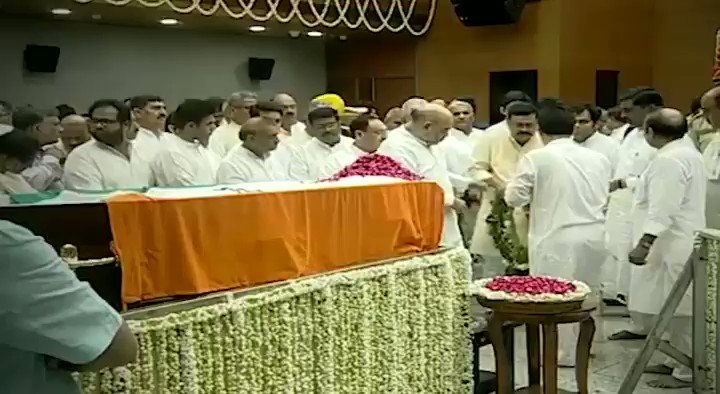 गृह मंत्री एवं भाजपा राष्ट्रीय अध्यक्ष श्री @AmitShah ने पार्टी मुख्यालय में पूर्व केंद्रीय मंत्री अरुण जेटली जी को श्रद्धांजलि अर्पित की।