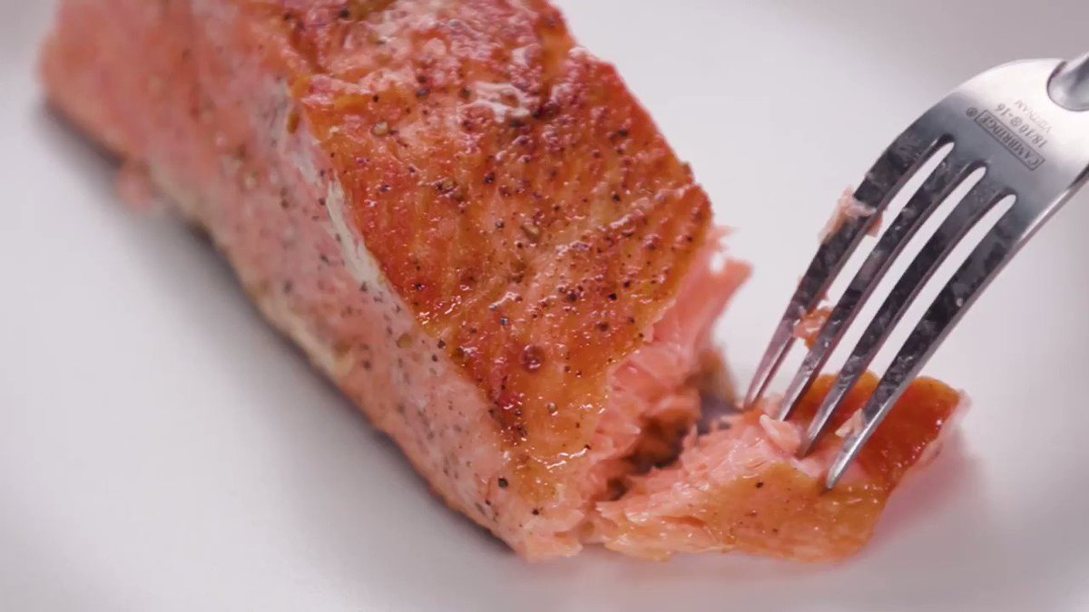 Image for the Tweet beginning: Simple seared salmon is crispy,