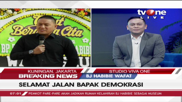 Pelayat almarhum BJ Habibie sangat ramai berdatangan dari pagi hari di sekitaran Patra, Kuningan. Untuk Arus lalu lintas di seputaran rumah almarhum BJ Habibie untuk sementara ditiadakan ganjil genap. Selengkapnya di tvOne connect. #BreakingNewstvOne #tvOneNews