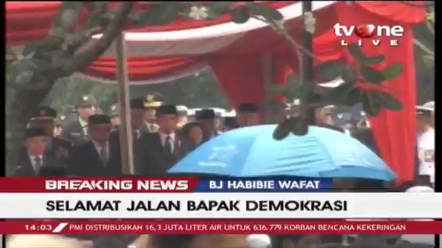 Anak serta keluarga dari Presiden BJ Habibie melakukan prosesi tabur bunga serta penimbunan liang lahat secara simbolis oleh inspektur upacara Joko Widodo. Selengkapnya di tvOne connect, android http://bit.ly/2EMxVdm & ios https://apple.co/2CPK6U3 . #BreakingNewstvOne #tvOneNews