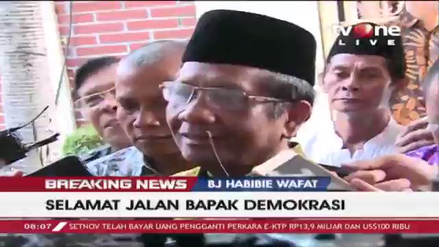 Mahfud MD: Pak Habibie adalah orang yang luar biasa. Bukan hanya mau berjuang untuk kepentingan yang menguntungkan dirinya, tapi juga mengorbankan seluruh yang ia miliki untuk negara. Selengkapnya di tvOne connect. #BreakingNewstvOne #tvOneNews