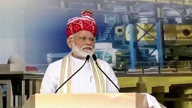 आज मुझे साहिबगंज मल्टी-मॉडल टर्मिनल का उद्घाटन करने का सौभाग्य मिला।ये जलमार्ग झारखंड को देश ही नहीं, विदेश से भी जोड़ेगा। इससे झारखंड के लोगों के लिए विकास की अपार संभावनाएं खुलने वाली हैं।प्रगति की दृष्टि से या पर्यावरण की दृष्टि से, ये जलमार्ग बहुत ही लाभकारी सिद्ध होगा।