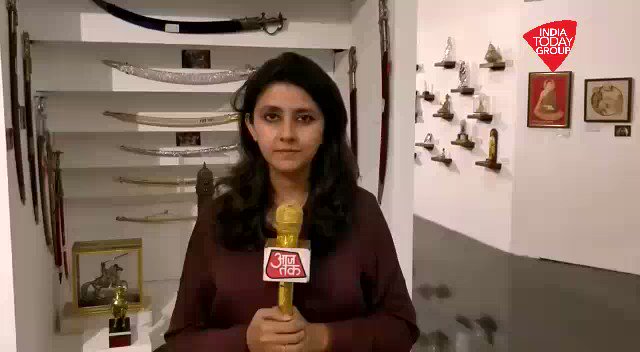 नेशनल गैलरी ऑफ मॉडर्न आर्ट में पीएम @narendramodi को देशभर से मिले तोहफों की नीलामी की जा रही है। इससे मिलने वाली धनराशि का इस्तेमाल नमामि गंगे प्रोजेक्ट के लिए किया जाएगा। देखिए @AishPaliwal की #ReporterDiary http://bit.ly/IndiaTodaySocial …