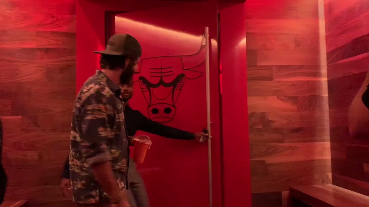 Since it was a bucket list item for @ThomasRhett to play here, we made sure his introduction going into the @ChicagoBulls locker room was unforgettable.
Congrats on a sold out show! π₯ #VHSTour
