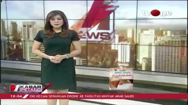 Masa yang menamai diri "Parlemen Rakyat" berunjuk rasa di depan istana merdeka, Jakarta. Mereka menyatakan dukungannya terhadap RUU KPK. Download tvOne connect untuk update berita harian Anda, android http://bit.ly/2EMxVdm & ios https://apple.co/2CPK6U3 . #tvOneNews