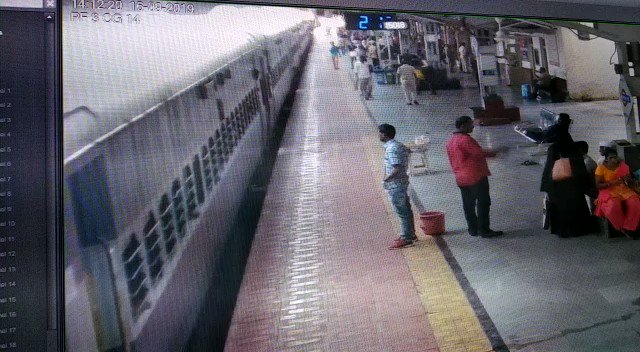 भुसावल मंडल के मनमाड स्टेशन पर तैनात आरपीएफ कांस्टेबल ने किया बहादुरी का काम, बचाई एक व्यक्ति की जान.#UserGeneratedContent @divyeshasअन्य वीडियो: http://bit.ly/IndiaTodaySocial …