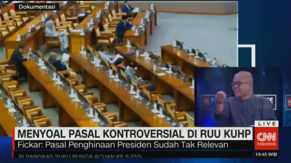 Pengacara Publik LBH Jakarta, Pratiwi Febry: Hari ini RUU KUHP yang ingin disahkan DPR mengatur sampai sedetail mungkin -- salah satunya menurut kami 'konyol' yaitu "Peternak jika unggasnya berkeliaran ke halaman orang, dia bisa dipidana".#CNNIDPrimeNewshttp://cnnindonesia.com/tv