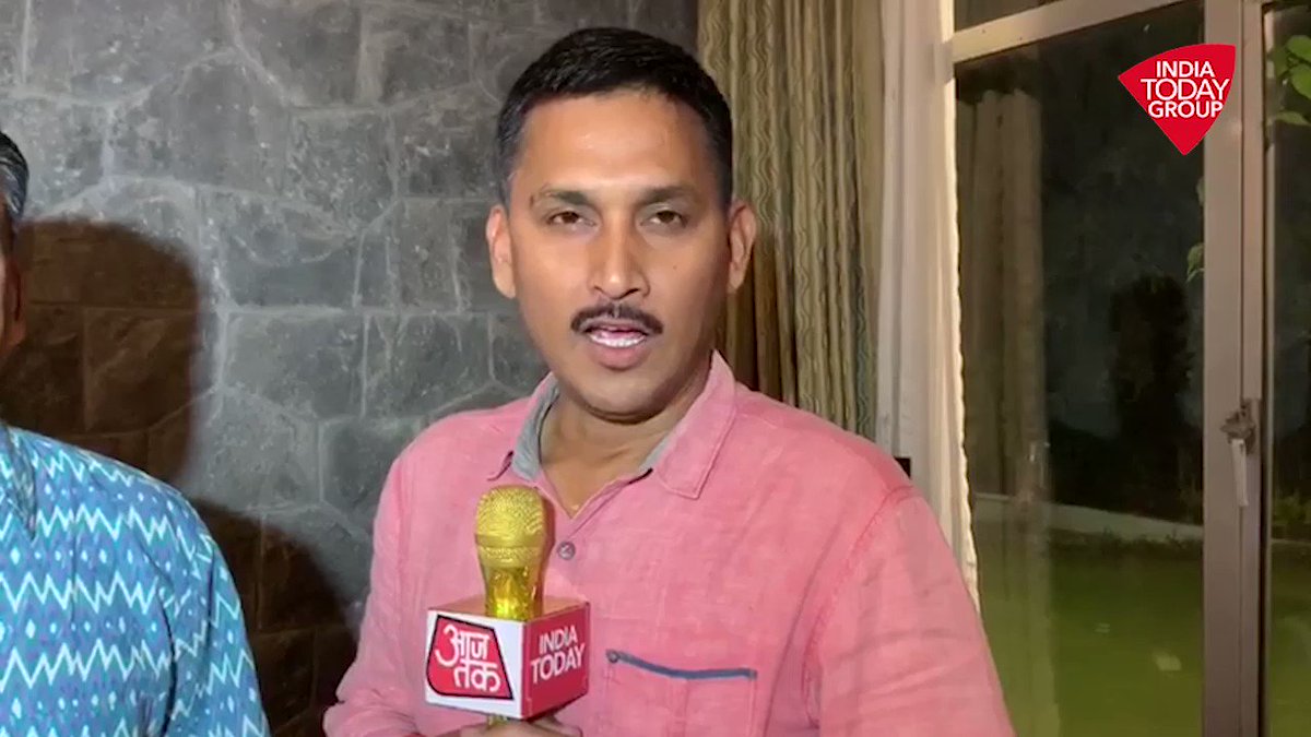 उत्तराखंड के बुजुर्ग किसान विद्या दत्त पर बनी डॉक्यूमेंट्री ‘मोतीबाग’ को ऑस्कर फिल्म महोत्सव में एंट्री मिली है। देखिये निर्देशक निर्मल चंद्र डंडरियाल व बुजुर्ग किसान के पुत्र त्रिभुवन उनियाल की आजतक संवाददाता @manjeetnegilive से ख़ास बातचीत।#ReporterDiaryhttp://bit.ly/IndiaTodaySocial …