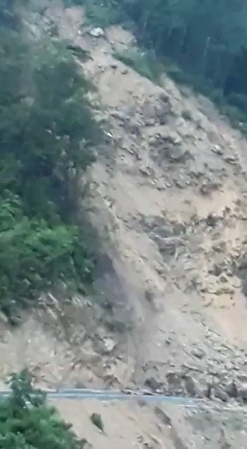 ⚠⛰Impresionantes imágenes de los deslizamientos de tierra que se han registrado, en las últimas horas, sobre la carretera de Cerro Santa Marta en Coclé. El Sistema de Protección Civil procedió a cerrar el paso para evitar accidentes lamentables. #NoticiasTVN