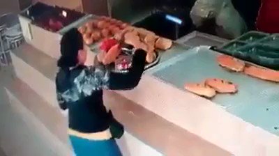 #PorSiTeLoPerdiste Se dio a conocer un video en el que se ve a una señora eligiendo el pan que va a comprar, sin embargo, elige un producto que no está a la venta... con las pinzas se roba el celular de una trabajadora, ocurrió en #Coyoacán, #CDMX